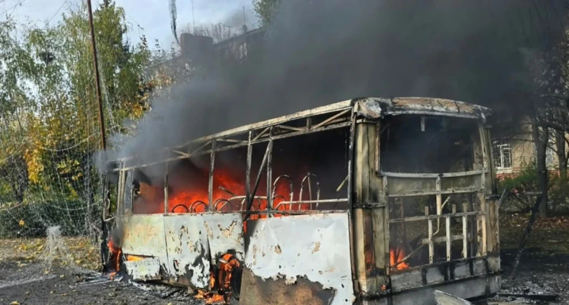 Pri ruskom útoku na ukrajinský Kramatorsk boli zasiahnuté dva autobusy. Hlásia najmenej 12 obetí