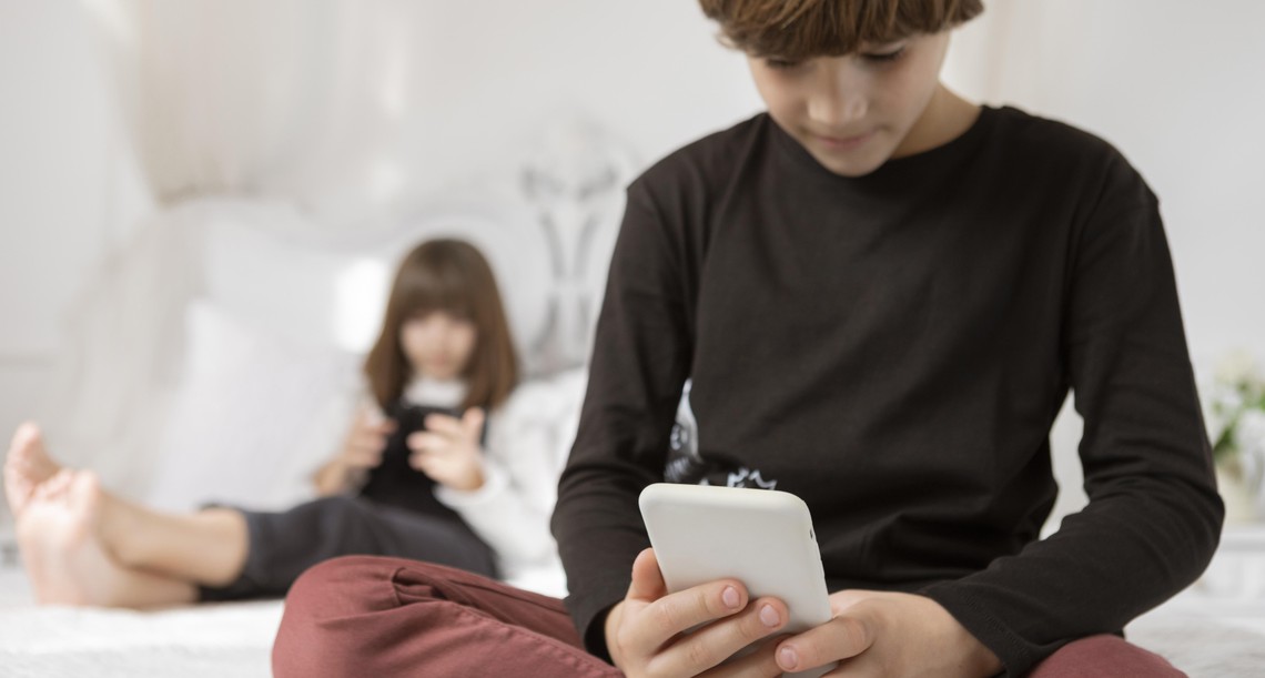 Láska bez odmietnutia či hádok: Umelá inteligencia zásadne mení predstavy detí o vzťahoch