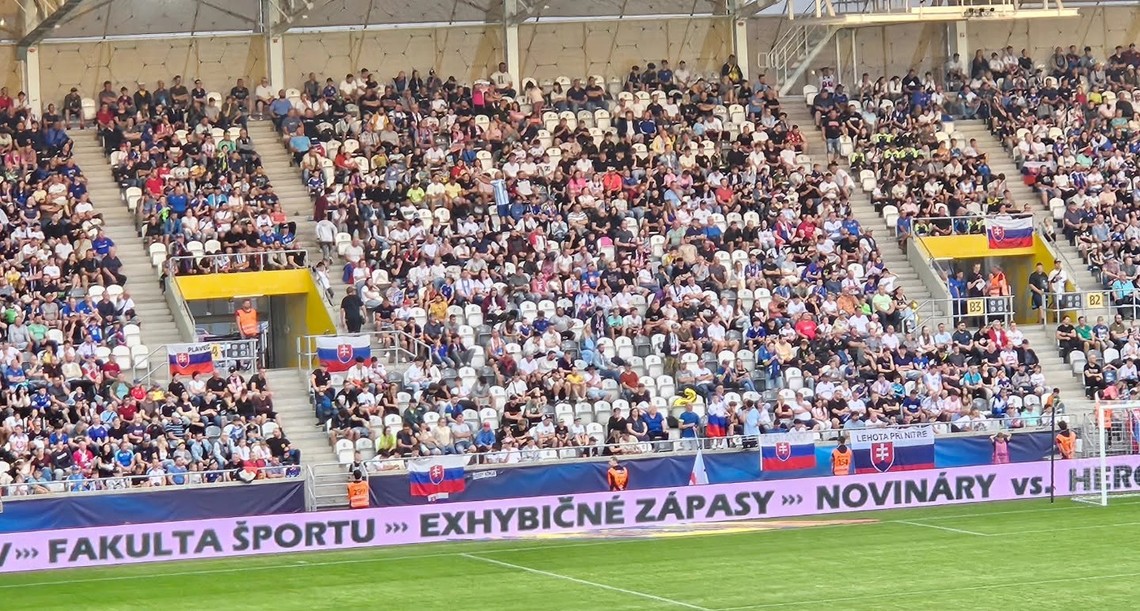 Gramatické chyby na zápase Slovenska obleteli internet. Bol to zámer, tvrdia autori