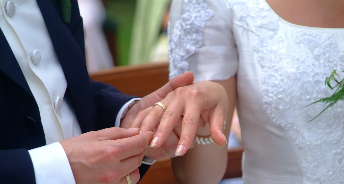 Nemajú vlastné bývanie či dostatok peňazí. Zisťovali sme, prečo sa mladí Slováci sobášia menej