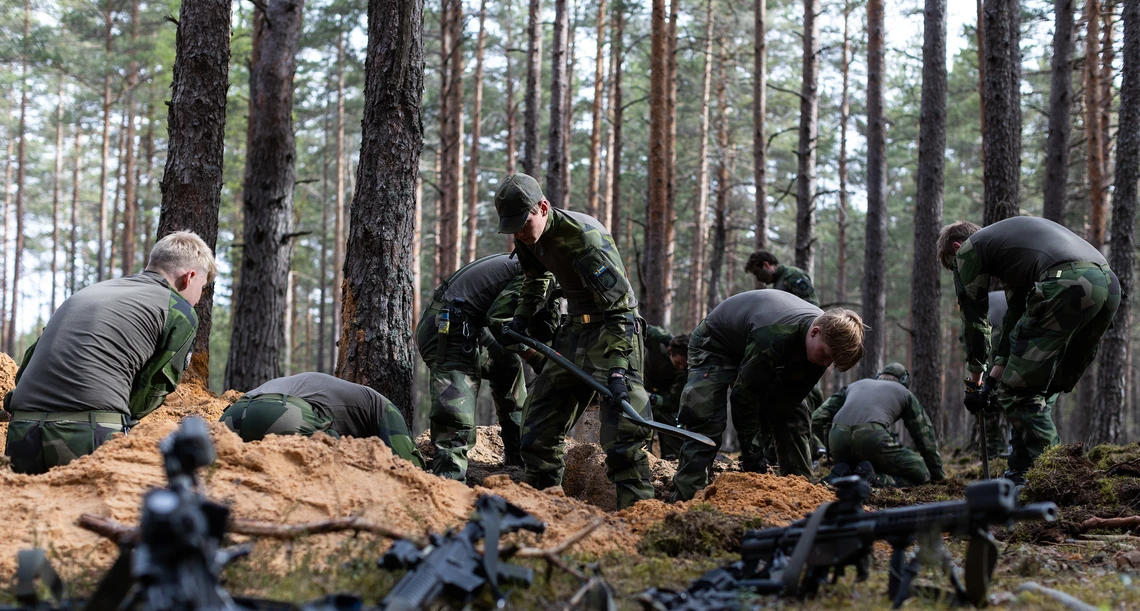 Skutočné vrecia na telá, krv či farári. Krajina NATO cvičila najhorší scenár – pochovávanie vlastných