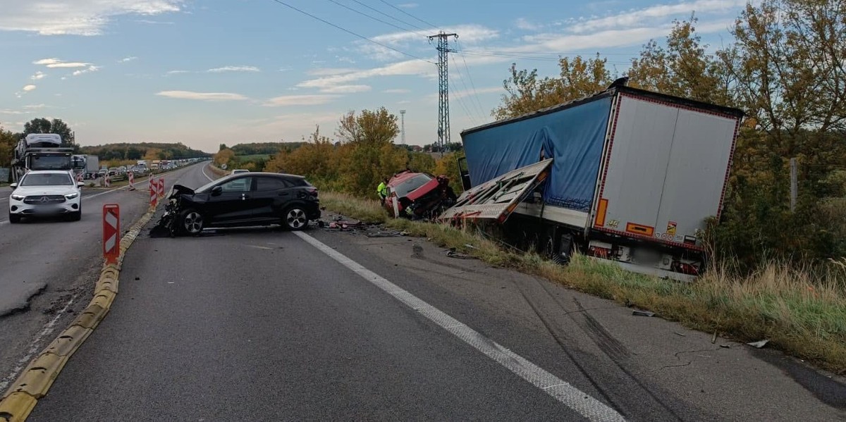 Vážna dopravná nehoda na D2. Vodičov odkláňajú mimo diaľnicu