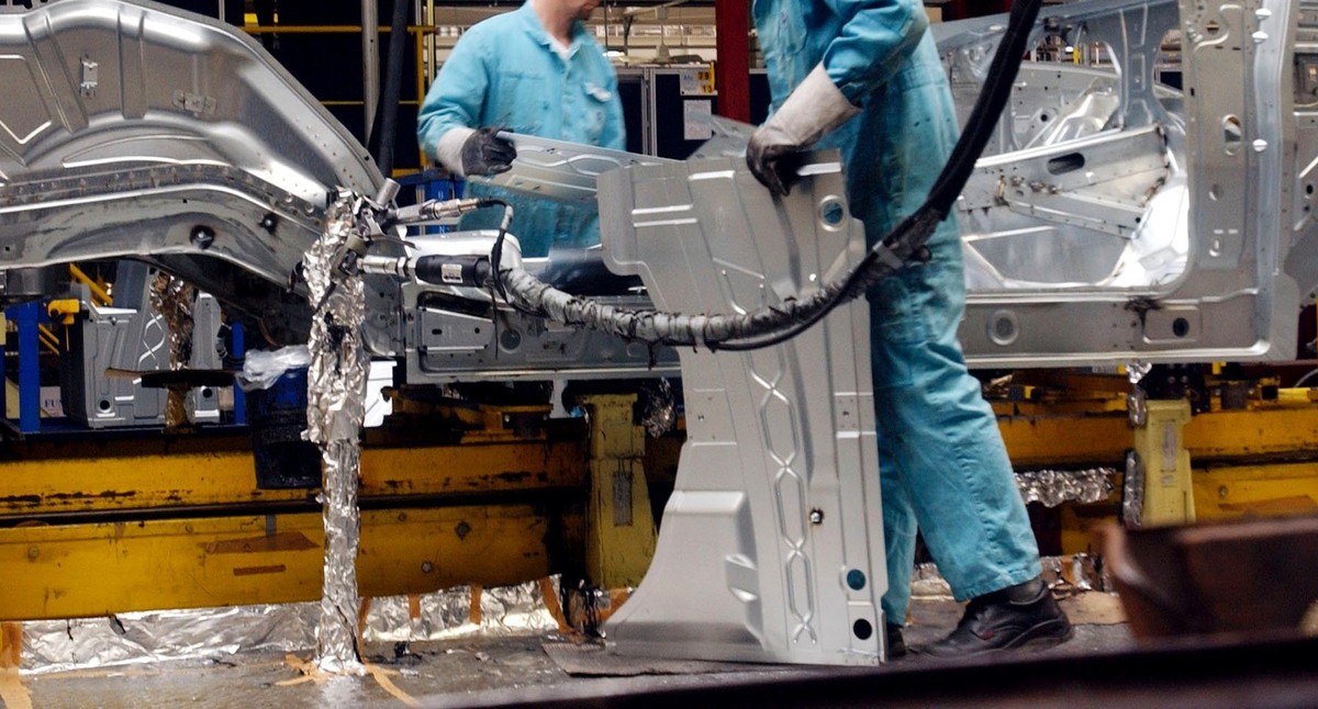 Známa automobilka dala robotníkom ultimátum:  Pracujte viac za rovnakú mzdu, inak môžeme zatvoriť závody