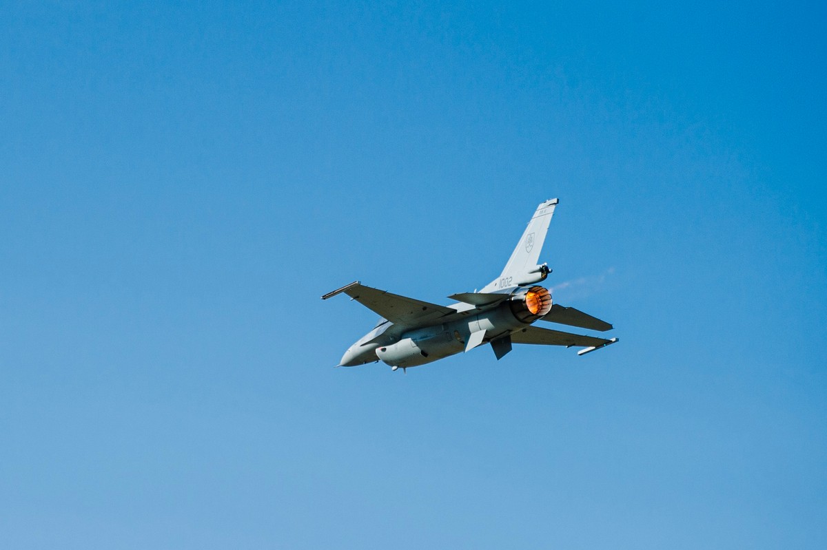 Stíhačka F-16 so slovenským pilotom uskutočnila prvý oficiálny let nad ...