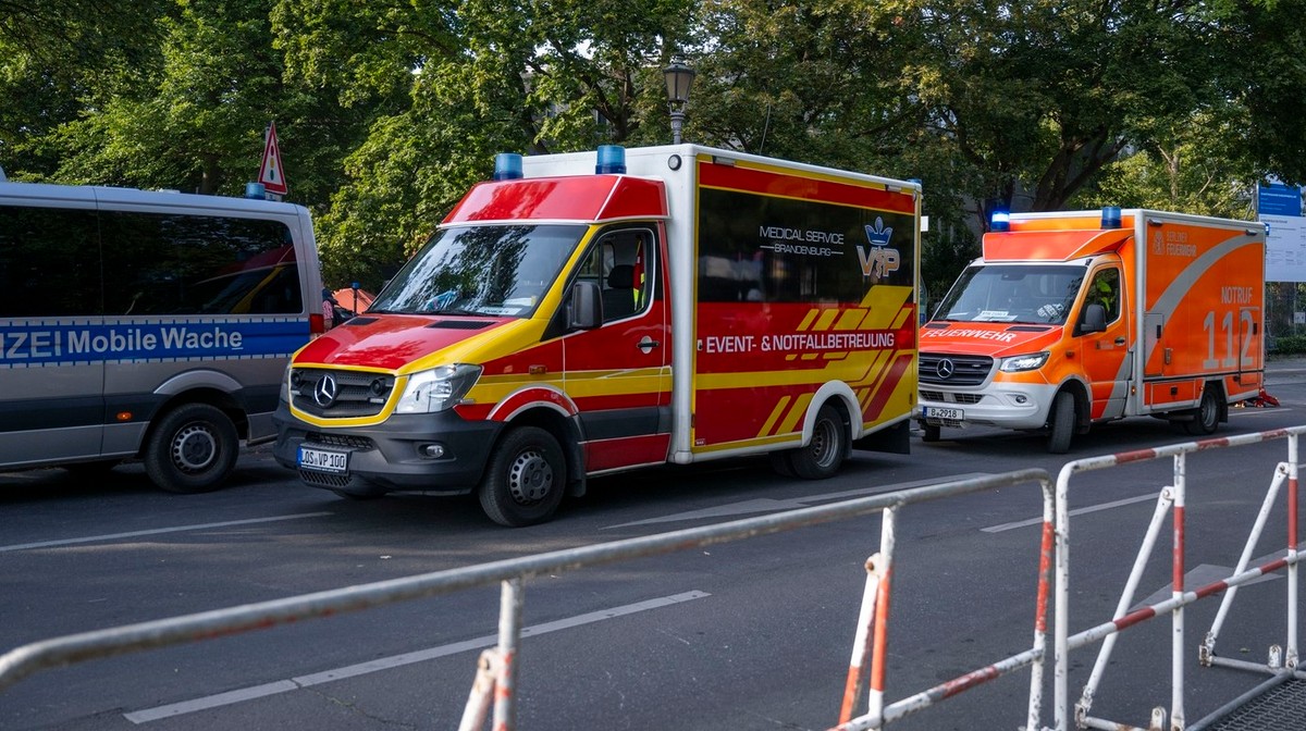 Vážna nehoda autobusu MHD. Po náraze do stromu sa zranilo 15 ľudí