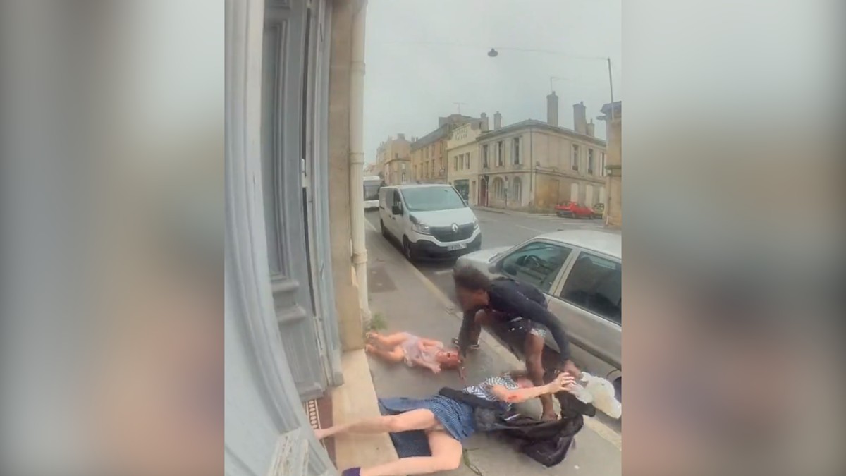 VIDÉO : En France, un homme a brutalement attaqué une femme âgée et sa petite-fille dans la rue.  Tout a été filmé