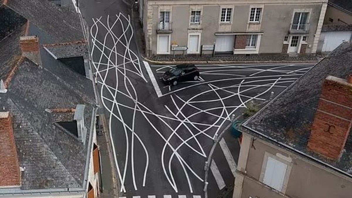 Un village de France a tracé un fouillis de lignes sur la route.  Il y a une raison pratique à cela
