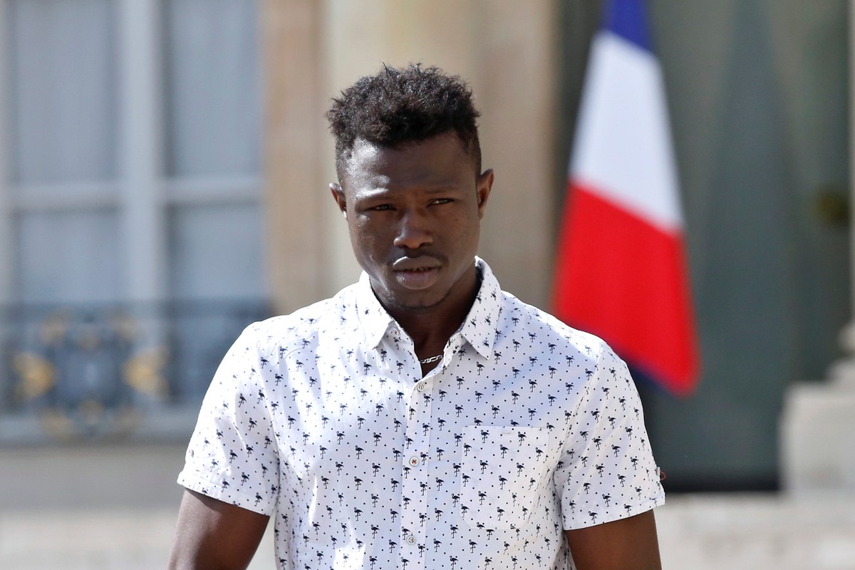Un immigré qui a sauvé un enfant d’un balcon en France a obtenu la citoyenneté