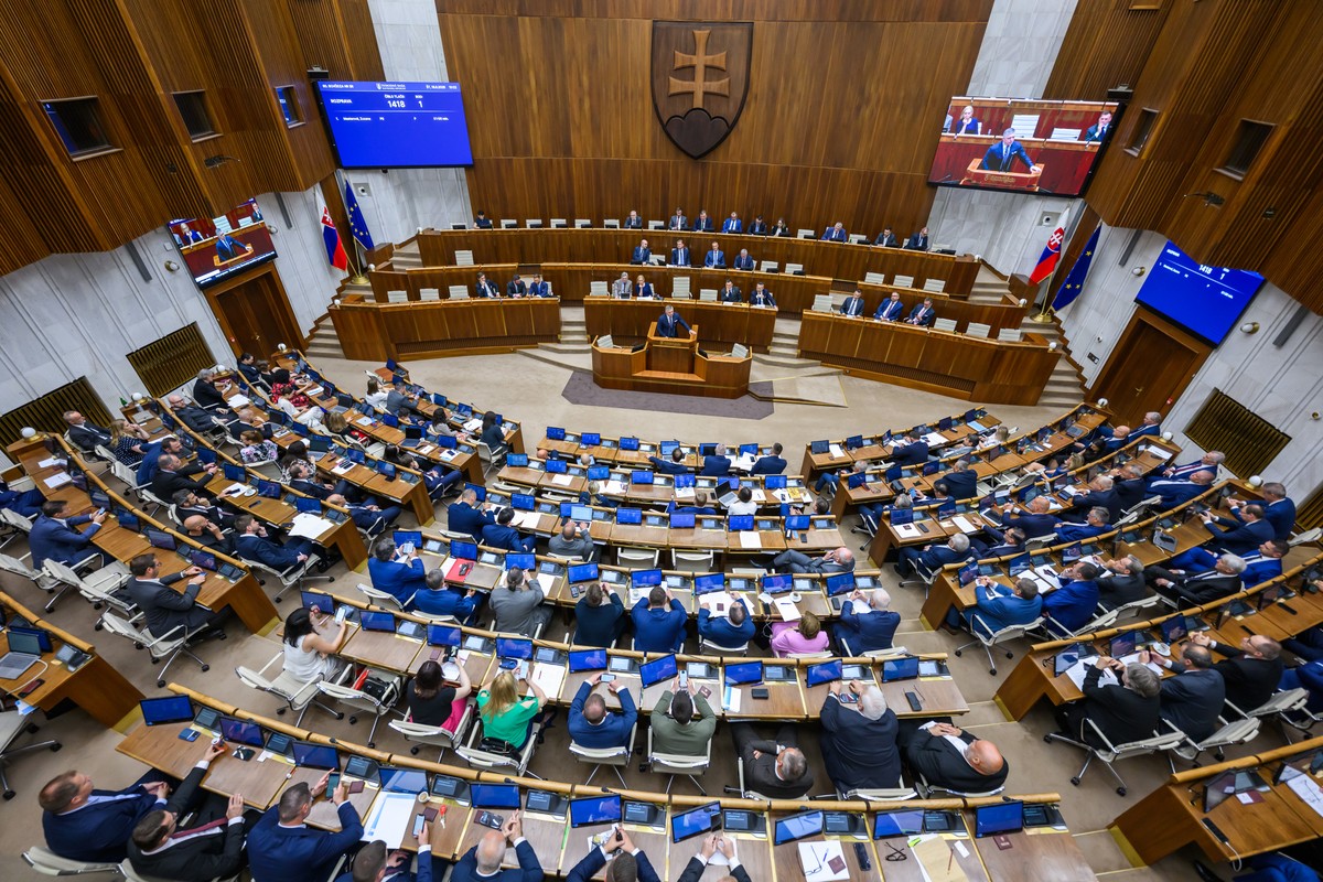 Parlament má dvoch nových poslancov. V laviciach nahradili Radačovského a Kmeca