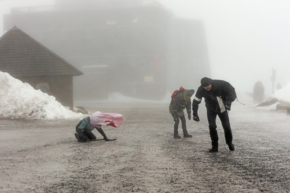 Europa Środkowa na podmuchach wiatru: Trzy kraje już zgłaszają duże szkody, Polska ponosi pierwszą ofiarę