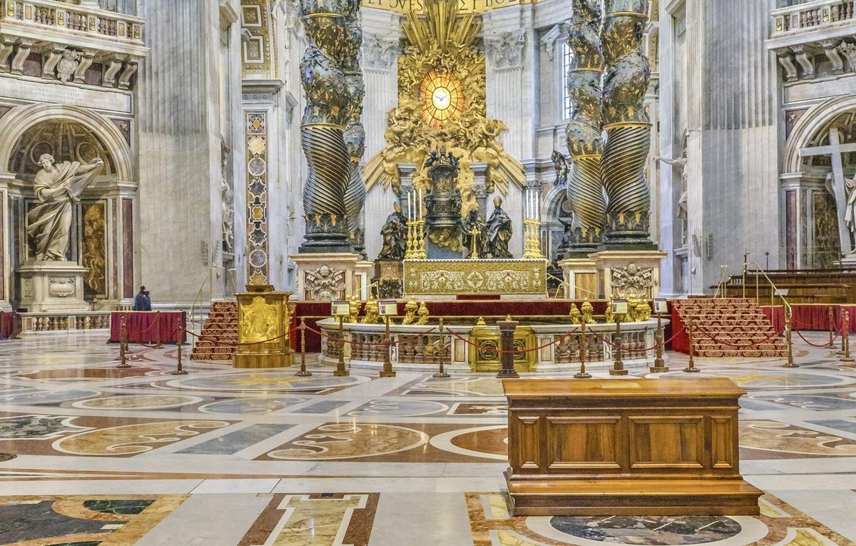 Neznámy muž bez močil na hlavný oltár v Bazilike sv. Petra | TVNOVINY.sk