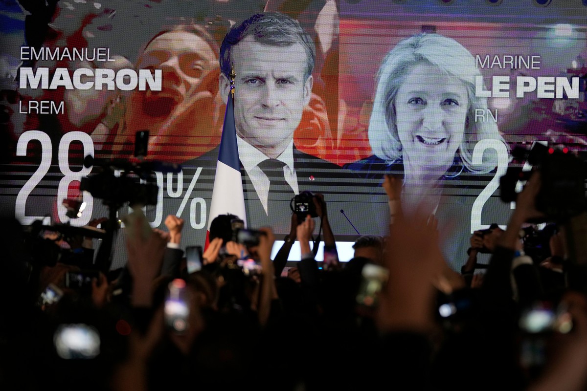 Élections françaises : le président Macron mène et affronte Le Pen au 2e tour