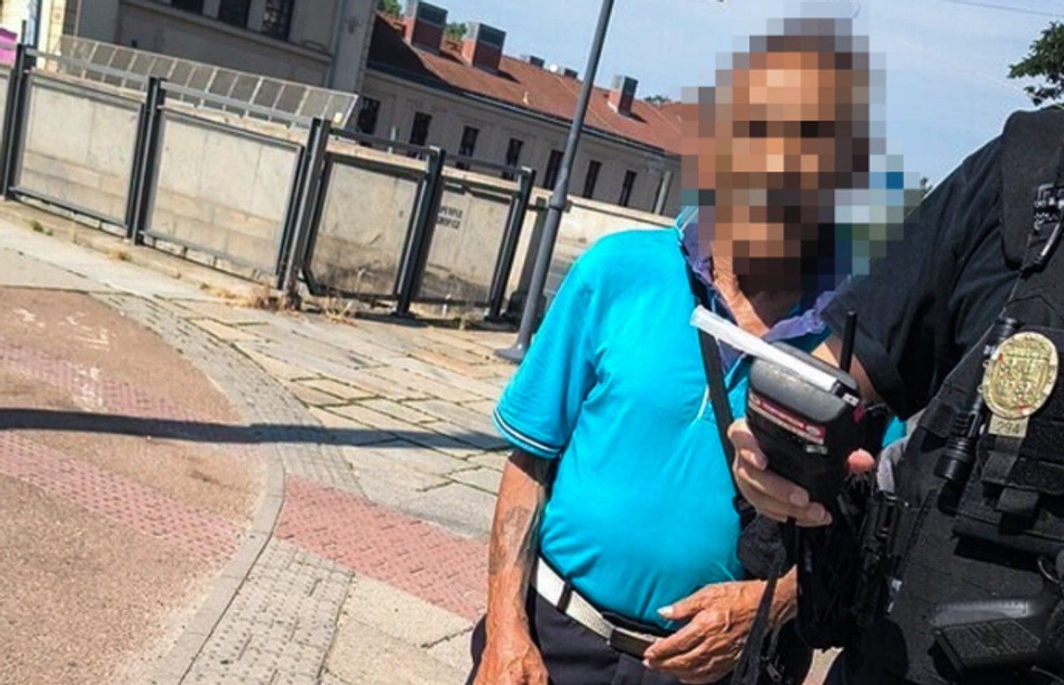 Policajti zastavili vodiča (86). Po tom, čo im povedal, zostali muži zákona ako obarení