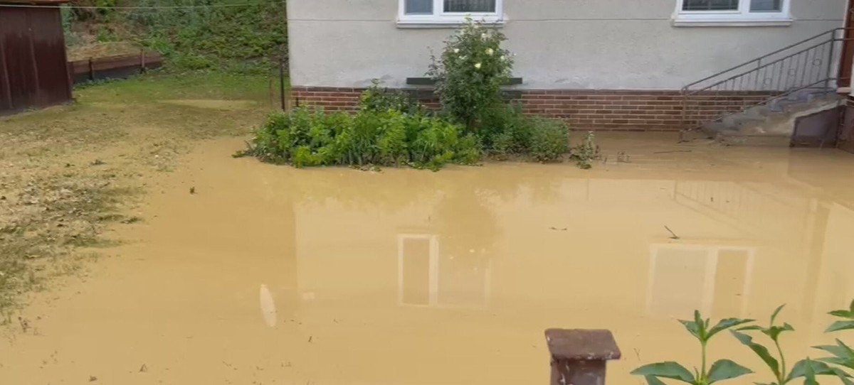VIDEO: Búrka zanechala spúšť. Krúpy veľké ako slivky ničili domy aj úrodu
