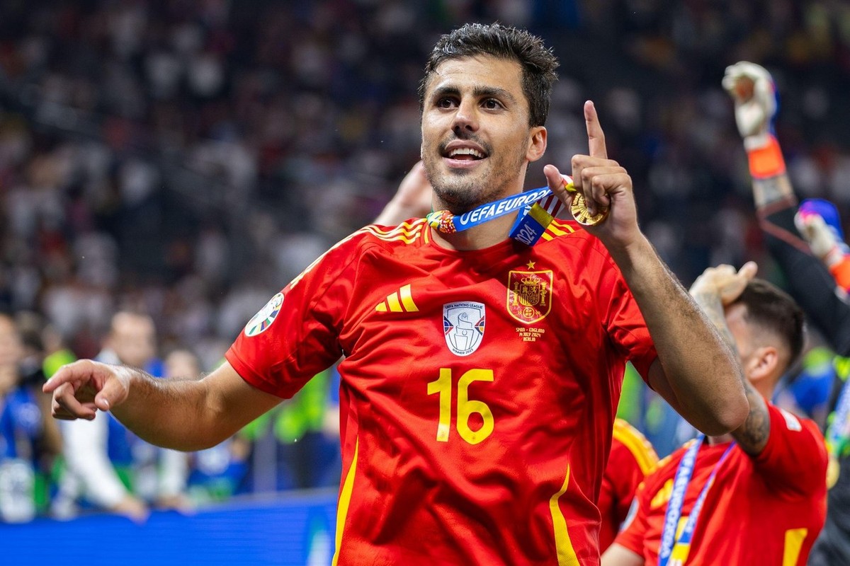 スペイン人のロドリがゴールデンボール2024を受賞