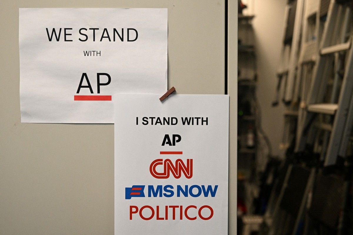 Najväčšie stanice vrátane Fox News bojkotujú spravodajstvo o Trumpovi. Biely dom preto spustil vlastné vysielanie