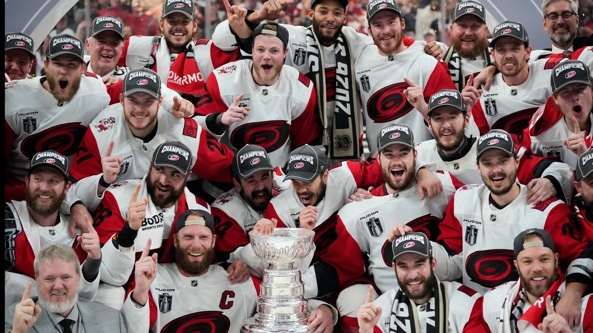 Víťaz Stanley Cupu spravil nevídaný krok. Ako núdzového brankára zapísal výstrojového manažéra