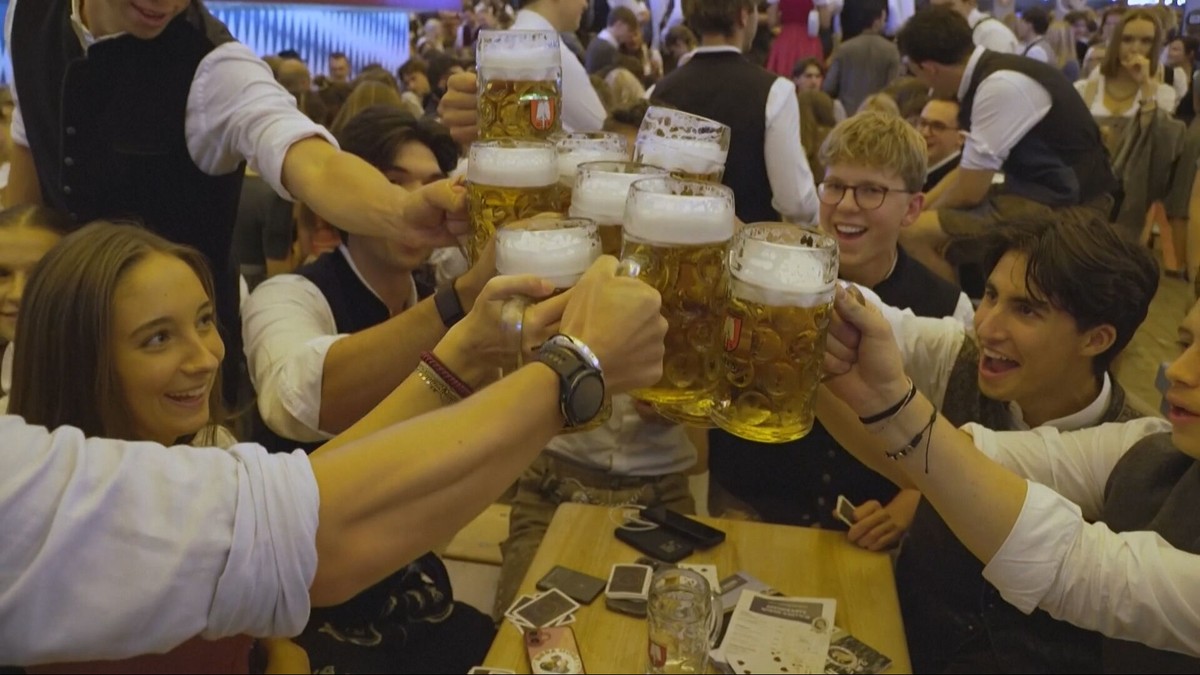 Pivo za takmer 16 eur. Oktoberfest odštartoval, ľudia čakali v dave celé hodiny
