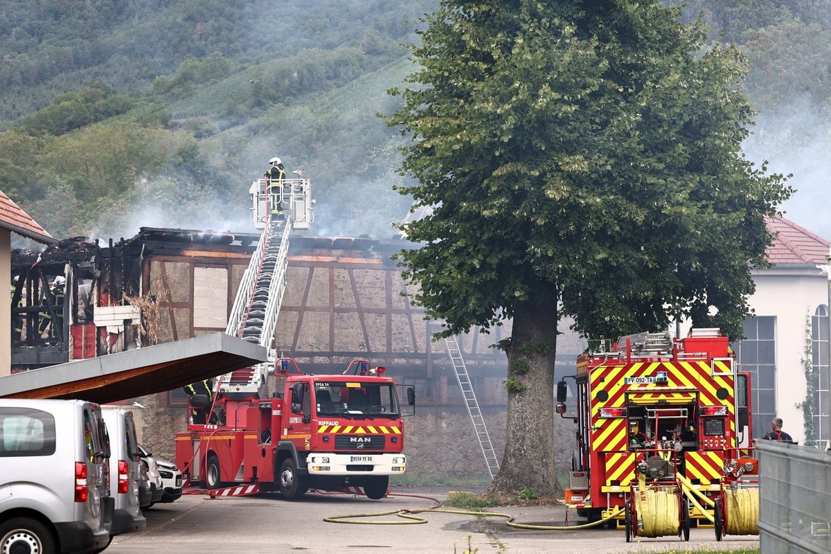 Un incendie a ravagé une maison de vacances en France.  Les sauveteurs ont retrouvé neuf corps