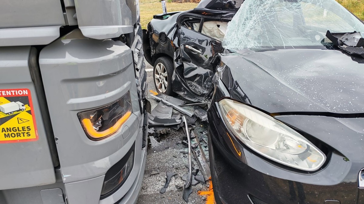 FOTO: Tragická nehoda na juhu Slovenska. Auto po zrážke odhodilo pod nákladiak, mladá vodička neprežila