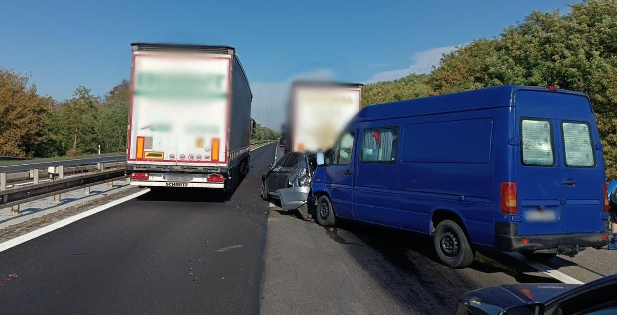 Ďalšia vážna nehoda na D2. Zrazili sa tri autá, privolali vrtuľník