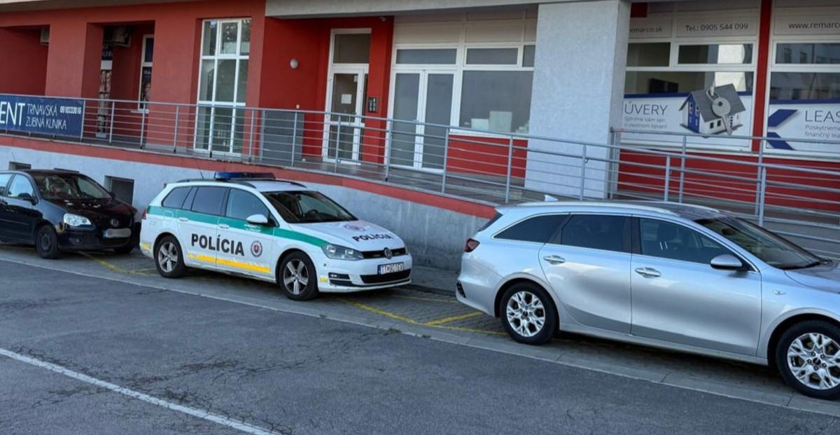 Veľká policajná akcia. Razie majú súvisieť s podozrením z podvodu