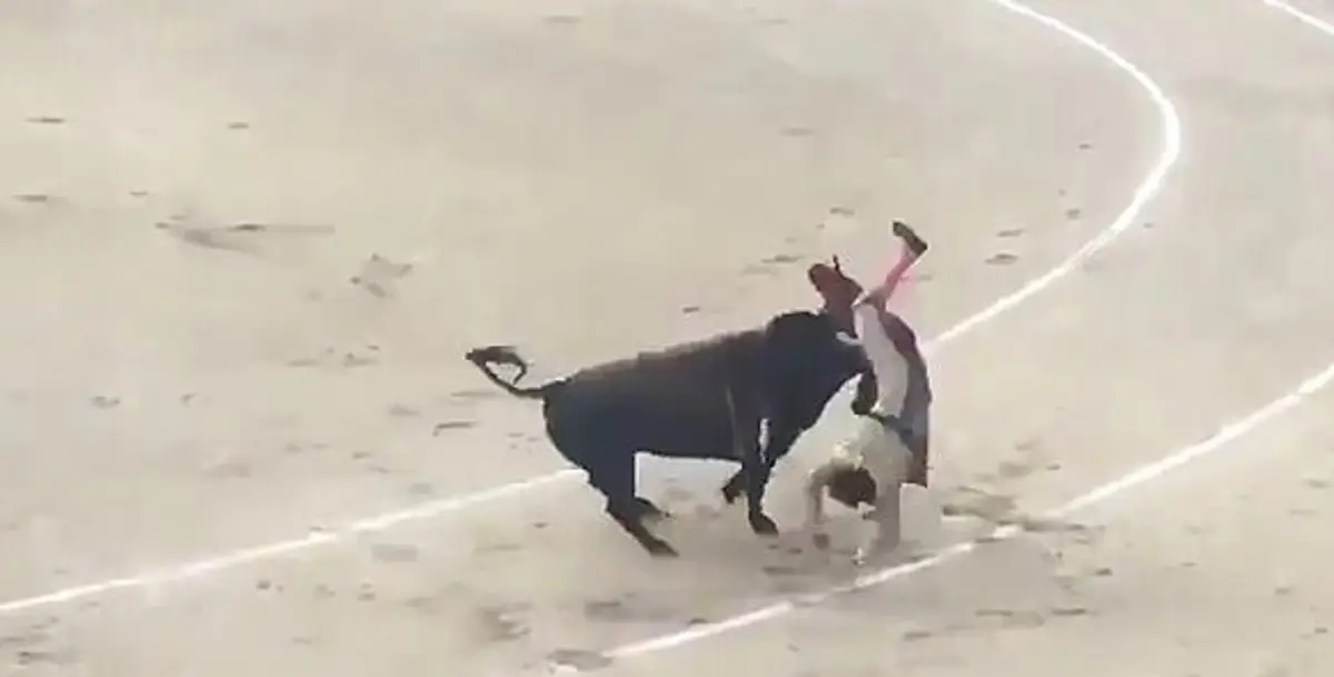 Horiace auto na Hlavnej ulici v Košiciach.