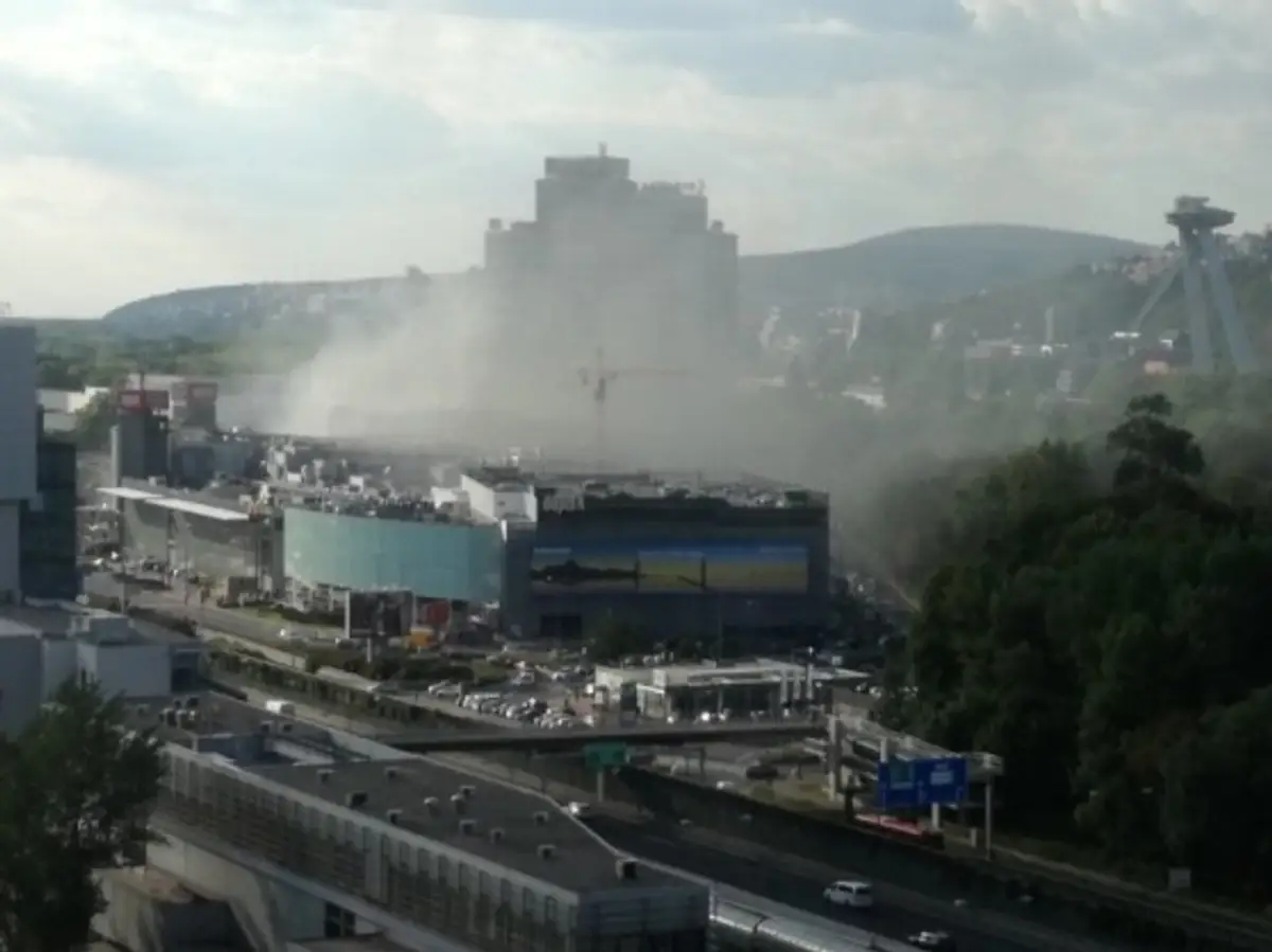 Obchodné centrum zachvátil oheň v utorok popoludní.
