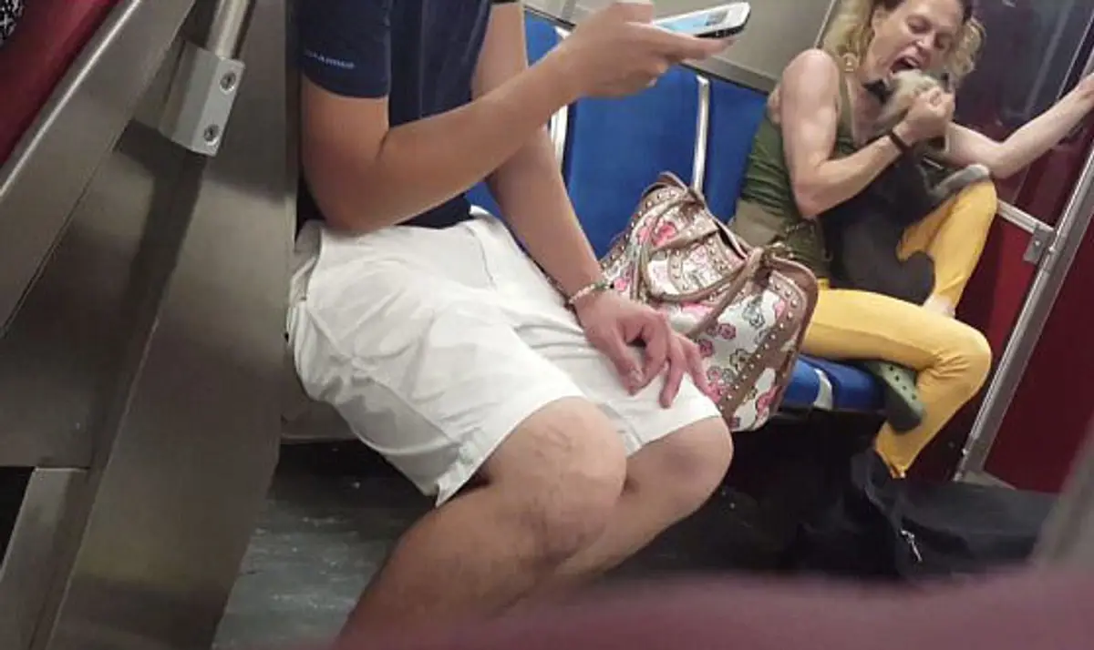 Zhrození cestujúci. Žena v metre bila a hrýzla svojho psa