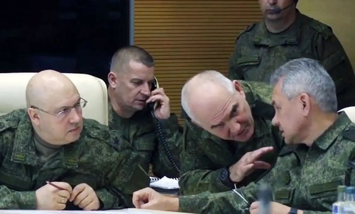 Veliteľ ruských inváznych síl generál Sergej Surovikin (vľavo) a minister obrany Sergej Šojgu (vpravo).