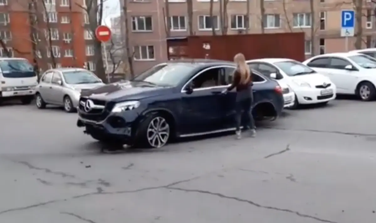 Mladá vodička na luxusnom mercedese.