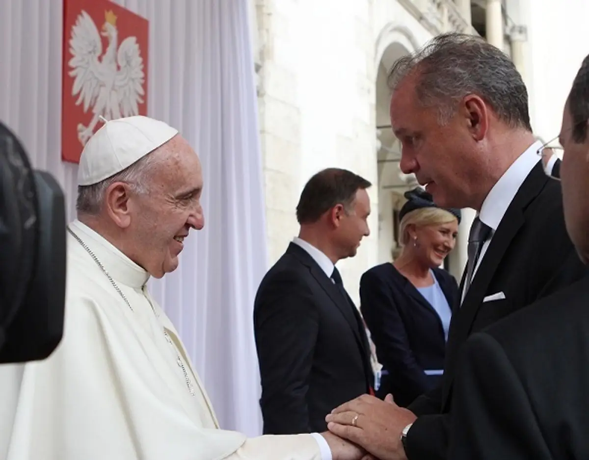 Prezident SR Andrej Kiska počas stretnutia s pápežom Františkom v poľskom Krakove.
