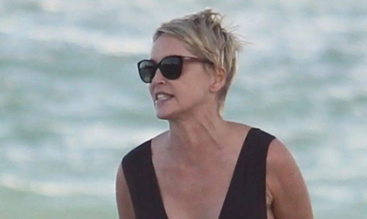 Sharon Stone na pláži v Miami