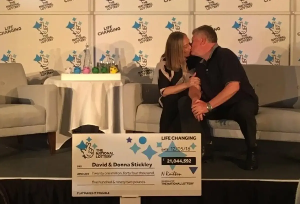 Donna a David Stickleyovci vyhrali 21 miliónov libier