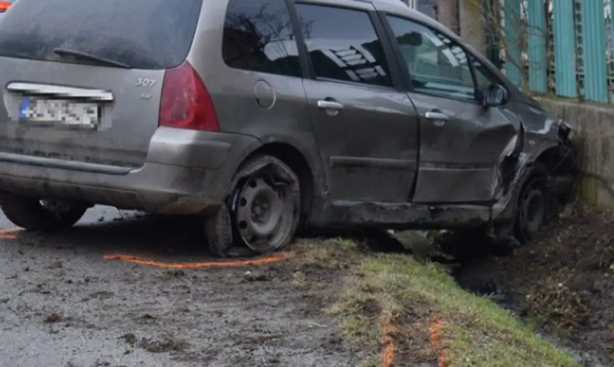 Havarované auto v obci Petrová, ktoré šoféroval 15-ročný chlapec.
