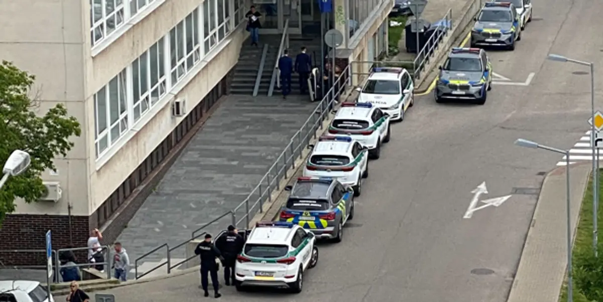 Policajné autá pred budovou policajnej inšpekcie v bratislavskom Ružinove.