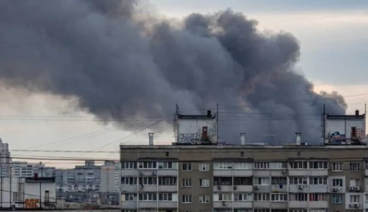 Dym stúpa po raketovom útoku na Kyjev, ktorý si vyžiadal aj obete.