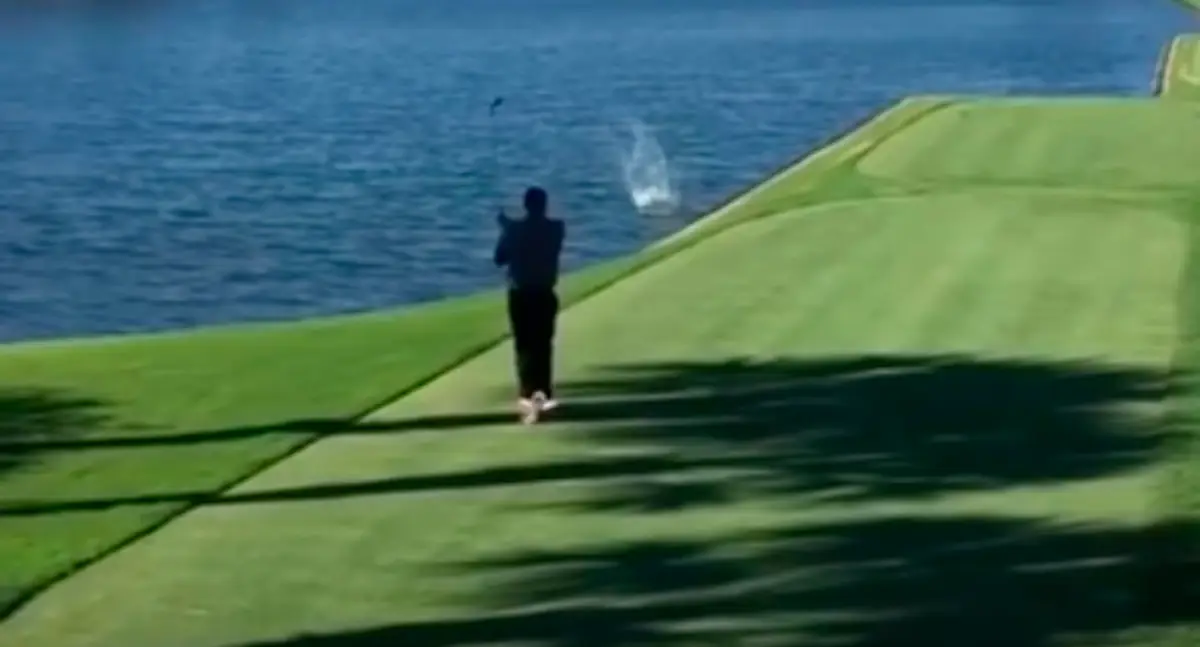 Golfista trafil kačicu.