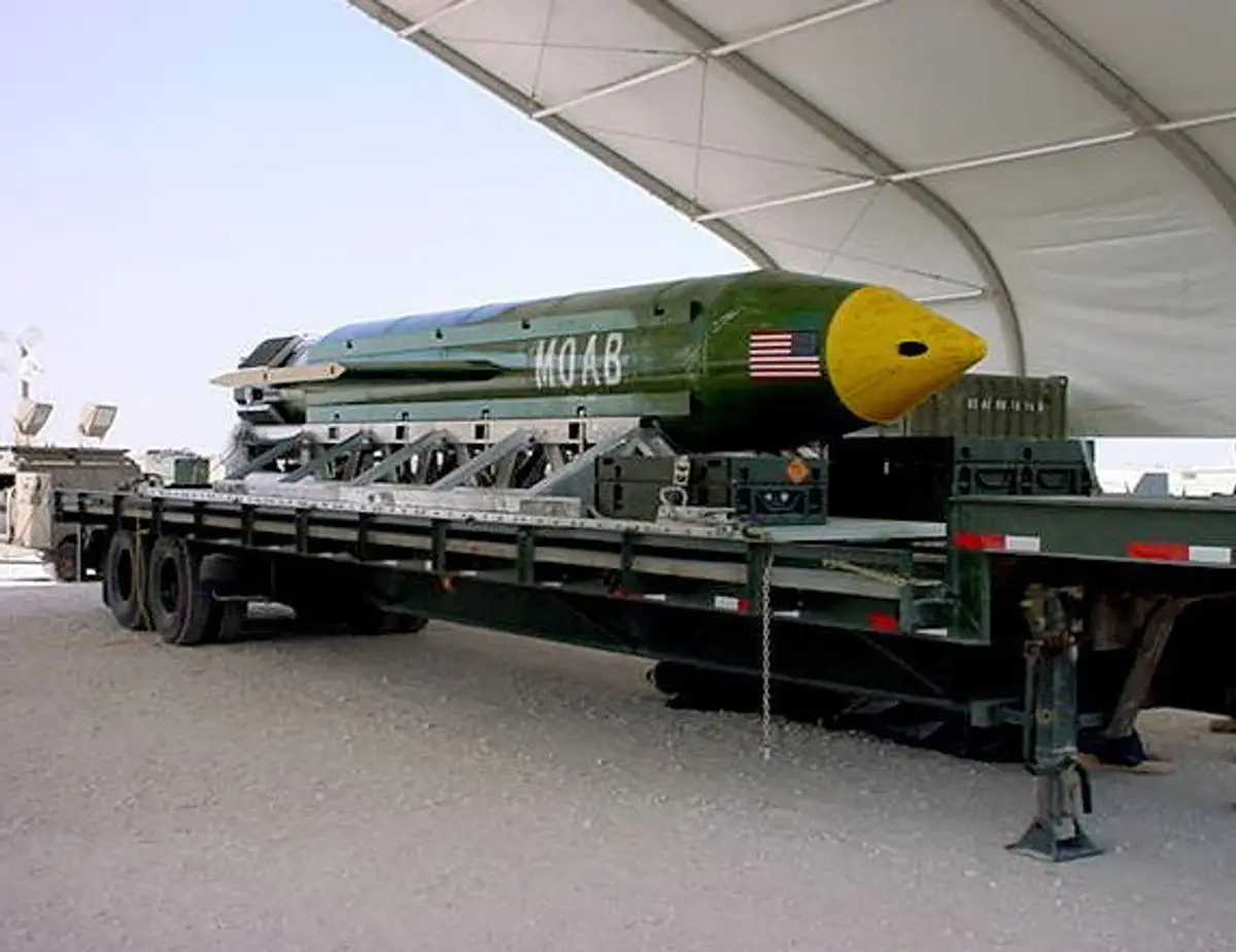 Na snímke americkej armády z vojenskej základne Eglin je bomba GBU 43/3 MOAB.