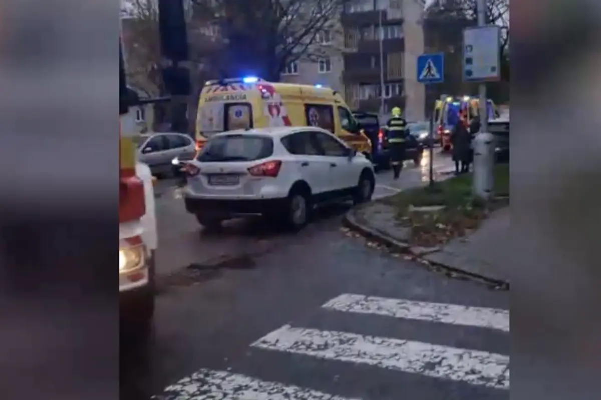 Na snímke záchranárske vozidlá po nehode na priechode pre chodcov v Topoľčanoch.