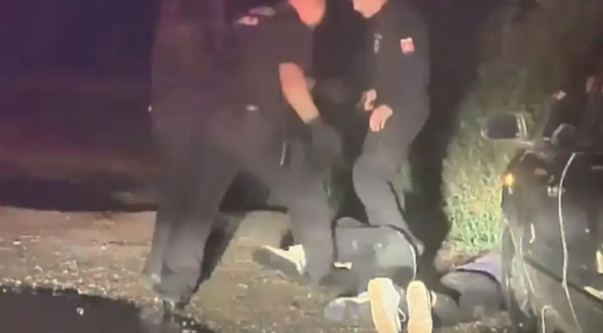 Policajti dokopali dievča.