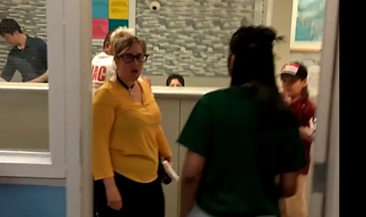 Žena prišla na ošetrenie so synom. Vykrikovala, že chce iba bieleho doktora