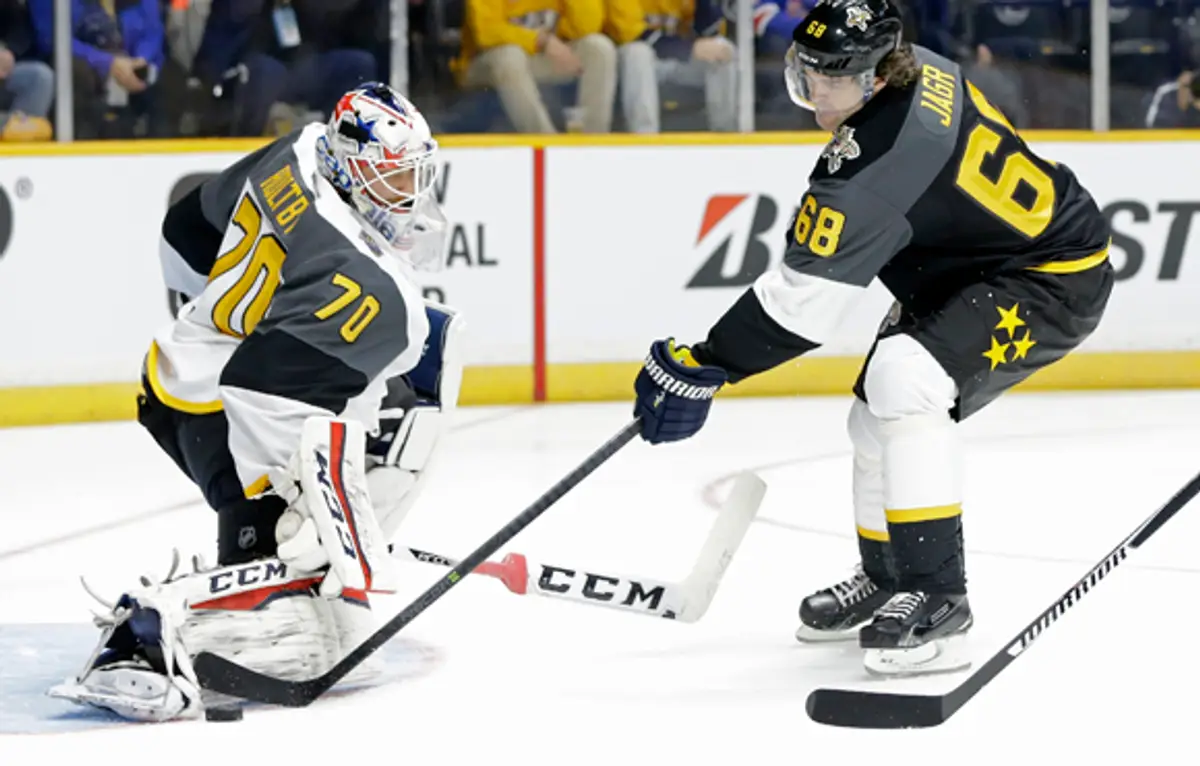 Jaromír Jágr (Atlantická divízia) prekonáva brankára Bradena Holtbyho (Metropolitná divízia) v NHL All Star Game.