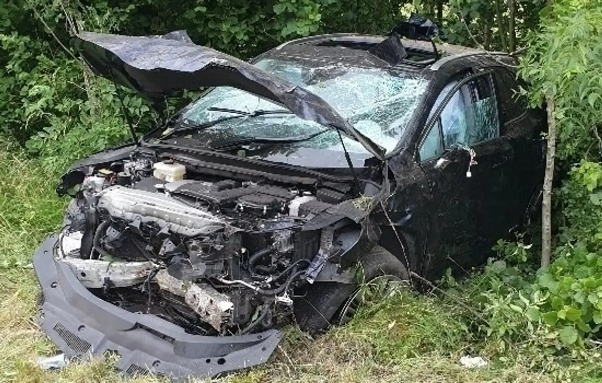 Zdemolované auto po dopravnej nehode.