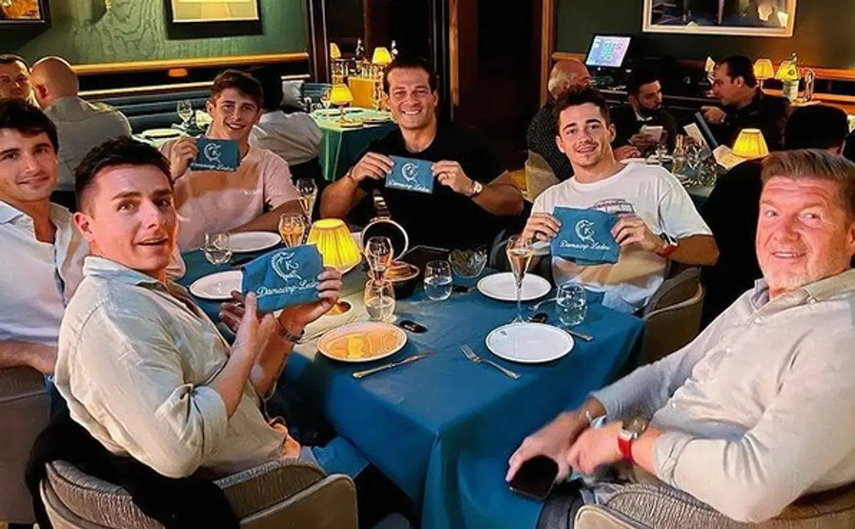 Miroslav Výboh (vpravo) s pilotom Ferrari Charlesm Leclercom (vedľa neho vľavo).
