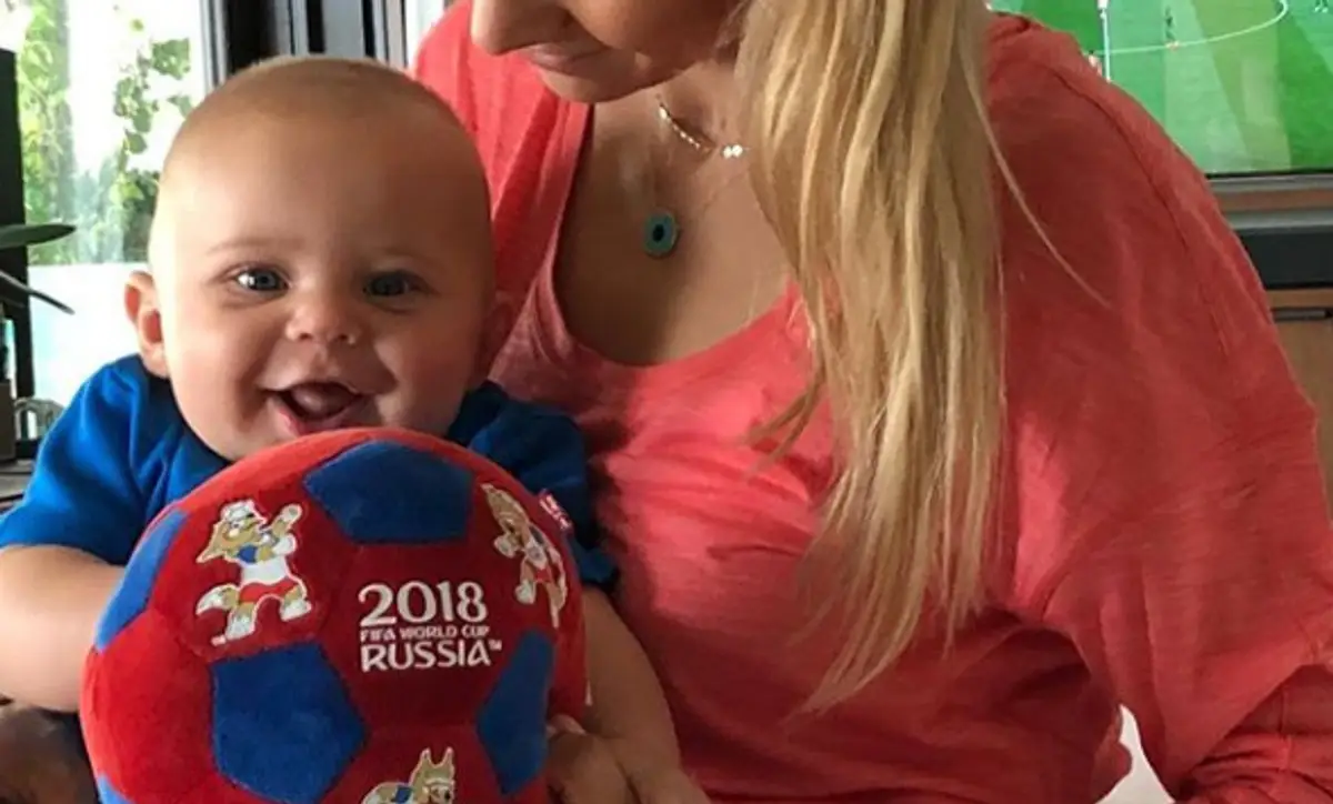 Najrozkošnejší celebritný fanúšik futbalu. Ani on nechýba na majstrovstvách