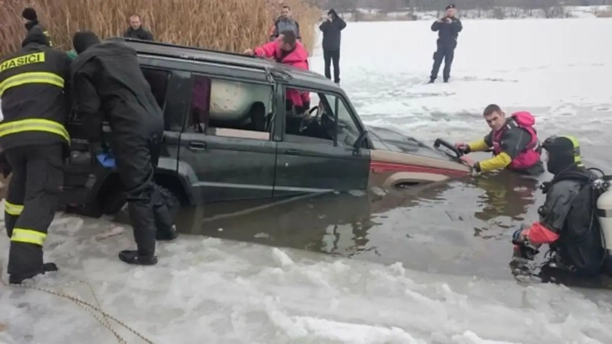 Hasiči vyťahujú auto z jazera