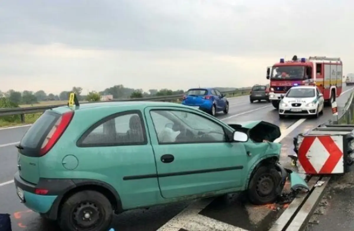 Policajti na mieste nehody.