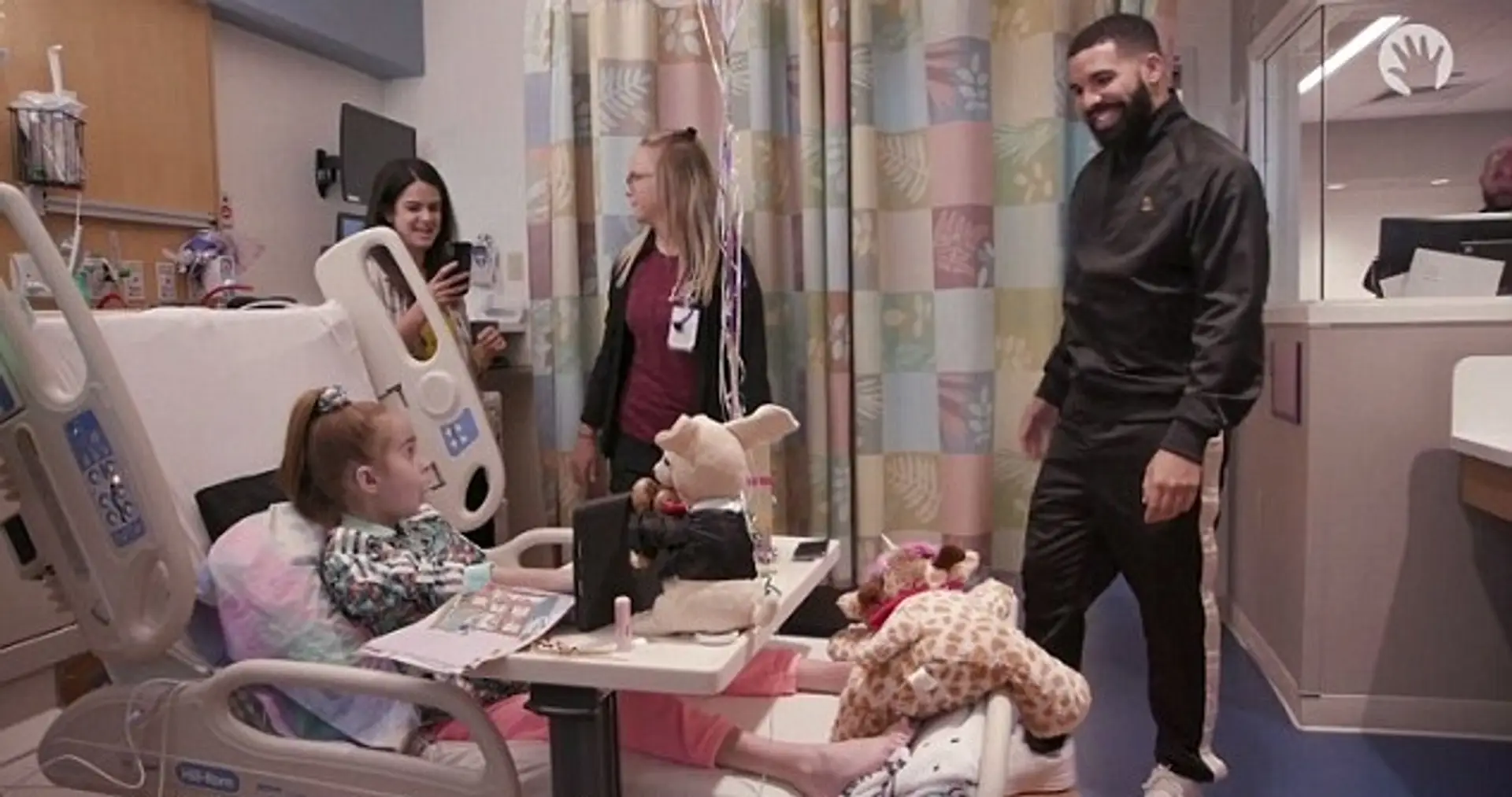 Sofiu prišiel navštíviť do nemocnice Drake