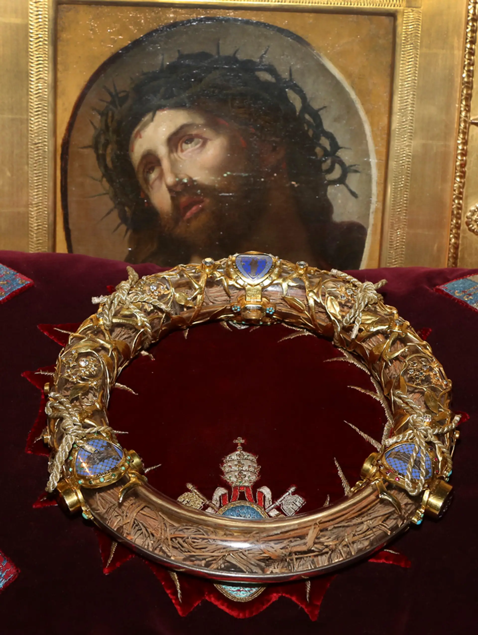 Tŕňová koruna, ktorú mal údajne na hlave počas ukrižovania Ježiš Kristus, bola od roku 1239 vystavená v katedrále Notre-Dame.